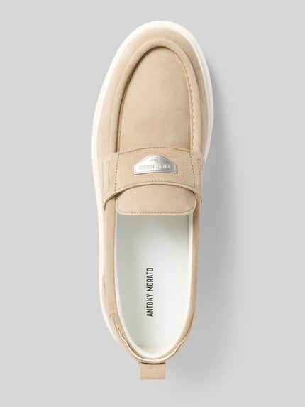Produktfoto, Loafer met label-detail model 'ROWAN' van Antony Morato, echt leder, afgeronde neus, gestructureerde zool, beige kleur, bovenaanzicht