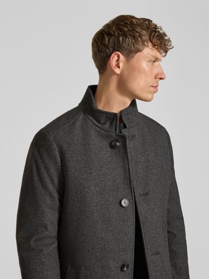 Männermodel trägt Mantel mit Stehkragen Modell 'TRISTAN' von MC NEAL, unifarben, strukturierte Oberfläche, Nahaufnahme Oberkörper.