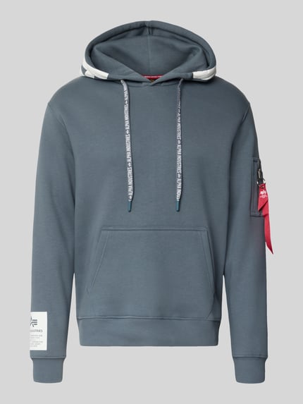 Produktfoto, Regular Fit Hoodie aus Baumwoll-Mix mit Label-Patch von Alpha Industries in Blau, Känguru-Tasche, Ärmel-Tasche, Kapuze mit Tunnelzug, glatte Textur, Herrenh hoodie, Größe M: Rückenlänge 67 cm, Ärmellänge 63 cm
