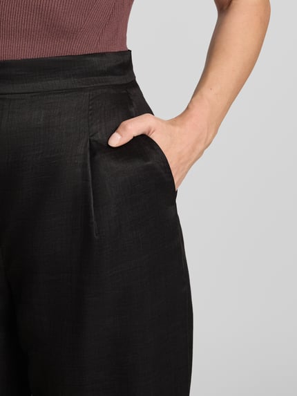 Frauenmodel trägt Regular Fit Culotte in verkürzter Länge Modell 'TARTUFO' von Max Mara mit Optik: Unifarben, seitliche Eingrifftaschen, High-Waist, Cropped-Länge, Knopf und verdeckter Reißverschluss, strukturierte schwarze Textur, Nahaufnahme Oberkörper.
