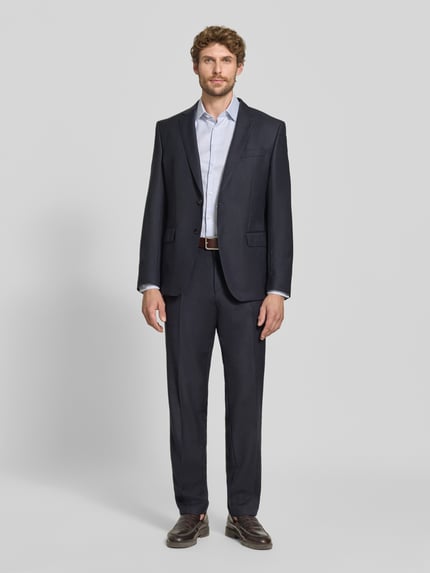 Männermodel trägt Super Slim Fit Businesshemd aus reiner Baumwolle von Jake*s in Weiß und Anzug, Ganzkörperansicht von vorne.