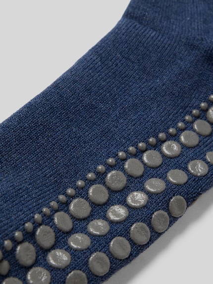 Produktfoto, Socken mit geripptem Abschluss von Falke in Dunkelblau, Baumwoll-Woll-Mix mit Stretch-Anteil, Anti-Rutsch-Besatz, strukturierte Oberfläche