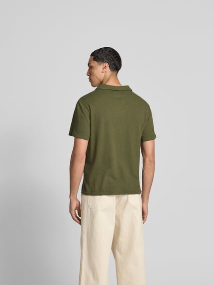 Officine Générale Poloshirt mit V-Ausschnitt Oliv 5