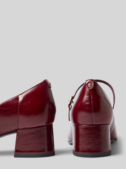 Productfoto, Pumps aus echtem Rindsleder von Tamaris in donkerrood glanzleer met blokhak, fijne structuur, detailopname, dames Pumps.