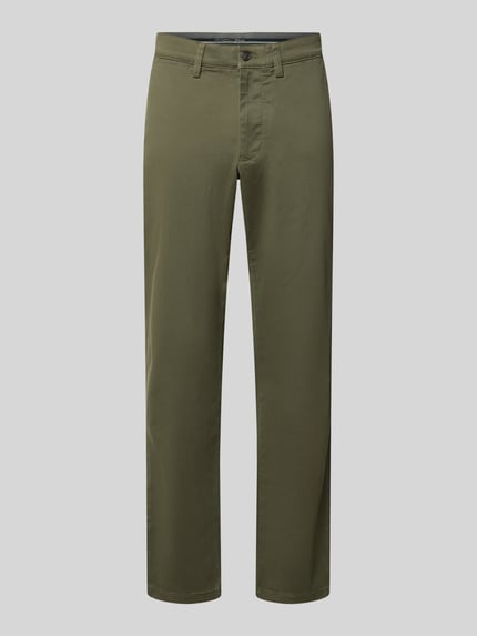Produktfoto, Hose mit Gesäßtaschen von Christian Berg Men z mieszanki bawełny i elastanu, krój slim fit, wpuszczane kieszenie, szerokość w rozmiarze 50: 45 cm, długość wewnętrzna nogawki w rozmiarze 50: 80 cm, oliwkowy kolor, gładka faktura