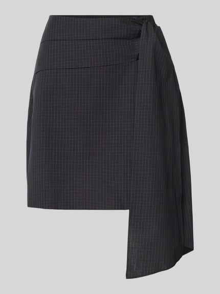 Produktfoto, Körpernaher Mini-Rock aus reiner Baumwolle von Jake*s Casual, dunkles Karomuster, asymmetrische Form, glatte Textur