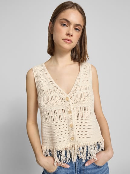 Vrouwenmodel draagt Regular Fit Weste uit katoenmix model 'ALIX' van Only in ajour breisel met franjes, structuurpatroon, crèmekleur, vooraanzicht bovenlichaam