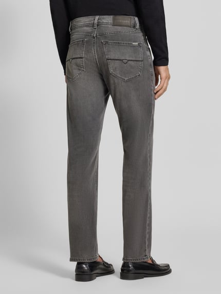 Männermodel trägt grijze straight fit heren jeans van Pierre Cardin, katoenmix, 5-pocketmodel, used-look, riemlussen, knoop- en ritssluiting, model 'Lyon', ganzkörperansicht rückansicht. Context: Bandwijdte maat 32/32: 43 cm, binnenbeenlengte: 81 cm.