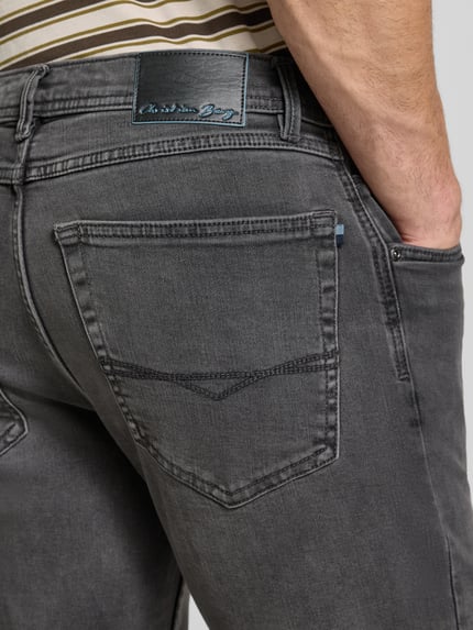 Männermodel trägt Comfort Fit Jeans mit Eingrifftaschen von Christian Berg Men in Grau, Baumwoll-Mix, Nahaufnahme Rückansicht.