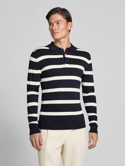 Mannelijk model draagt gebreide pullover met polokraag Model 'VERO' van MCNEAL, Viscosemix, recht model, ribboorden, vooraanzicht, Ganzkörperansicht von vorne.