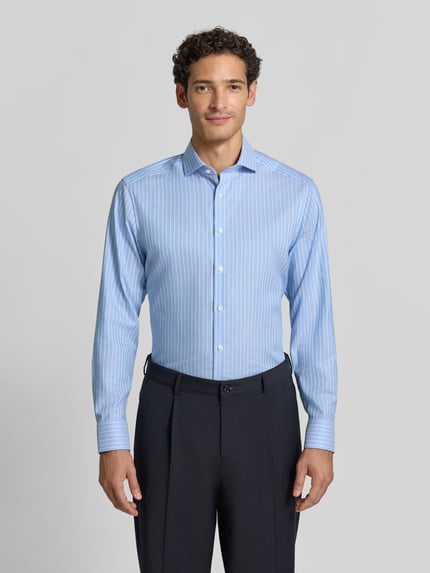 Männermodel trägt Modern Fit Businesshemd aus reiner Baumwolle von OLYMP in Hellblau mit weißen Streifen, Ganzkörperansicht von vorne, Herren Businesshemd von OLYMP