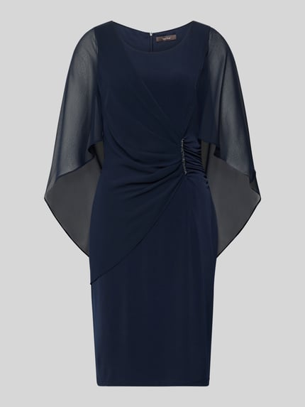 Produktfoto, Knielanges Cocktailkleid mit Rundhalsausschnitt von Vera Mont w kolorze granatowym, elastyczna mieszanka materiałów, dopasowany krój, okrągły dekolt, kopertowy styl, ozdobna aplikacja z obszyciem z kamieni stras, długość do kolan, wszyty zamek błyskawiczny z tyłu, rękawy nietoperzowe z szyfonu, długość tyłu w rozmiarze 36: 98 cm, szerokość w rozmiarze 36: 108 cm, długość rękawów w rozmiarze 36: 48 cm