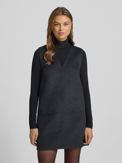 Frauenmodel trägt Minikleid aus Woll-Mix von Calvin Klein Womenswear in Dunkelgrau mit V-Ausschnitt, Teilungsnähte, Gerade Passform, Nahaufnahme Oberkörper.