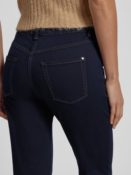 Vrouwenmodel draagt Skinny Fit Jeans in verkorte pasvorm model 'DREAM CHIC' van MAC, katoenmix, detailopname heup en achterkant.