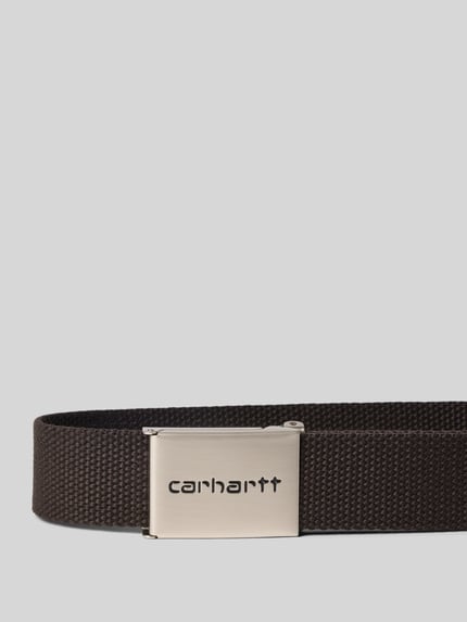 Productfoto, donkerbruine riem met logodetail en structuurpatroon, Model 'Chrome', clipsluiting, breedte maat 1: 3 cm, Carhartt Work In Progress
