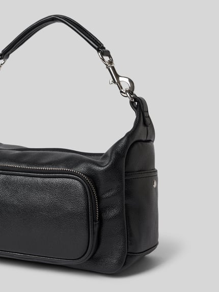 Produktfoto, Shoulder Bag aus echtem Leder Modell 'PIPO' von MANGO in Schwarz mit abnehmbarem Schulterriemen, Reißverschluss- und Steckfächern, strukturierte Oberfläche, Seitenansicht, Kontext: Damen Shoulder Bag, Maße 33x22x13 cm, Länge Schulterriemen 42 cm, Hauptfach mit Reißverschluss