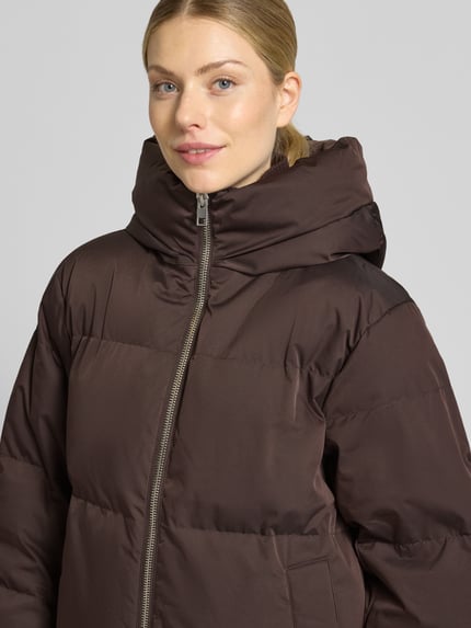 Vrouwenmodel draagt Pufferjacke met Kapuze Modell 'Hilena' van OPUS, look: effen, lengtemodel: longline, ritssluiting, lange mouw, mouwboord: geribd, rompzoom: recht, zij-ingrijpzakken, Nahaufnahme Oberkörper