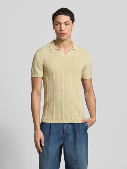 Männermodel trägt Slim Fit Poloshirt in Strick-Optik Modell 'Baron' von Blend, cremefarben, reine Baumwolle, Ganzkörperansicht von vorne.