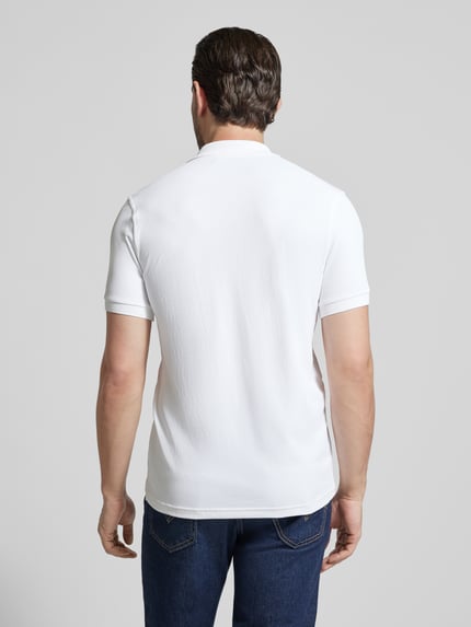Männermodel trägt Regular Fit Poloshirt mit Stitching Modell 'PLANTAGO' von Peuterey in Weiß, Material-Mix, Rückenansicht, Ganzkörperansicht.