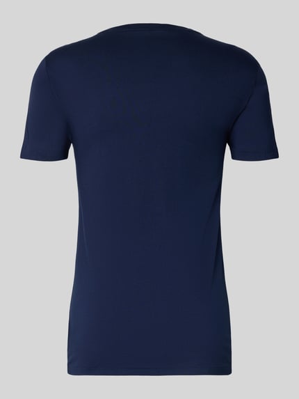 Männermodel trägt Slim Fit T-Shirt aus reiner Baumwolle im 3er-Pack von Polo Ralph Lauren Underwear, unifarben, Rückansicht Ganzkörperansicht.