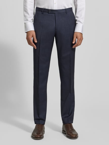 Mężczyzna nosi Slim Fit Anzughose mit Stretch-Anteil od CG Club of Gents, ciemnogranatowe, gładka tekstura, widok z przodu, ujęcie całej sylwetki.