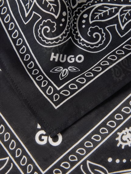 Produktfoto, czarna chusta z zestawu 2 szt. Tuch aus reiner Baumwolle im 2er-Pack Modell 'BANDANA' od HUGO, wzór paisley na całej powierzchni, aplikacja z marką, popelina, bawełna