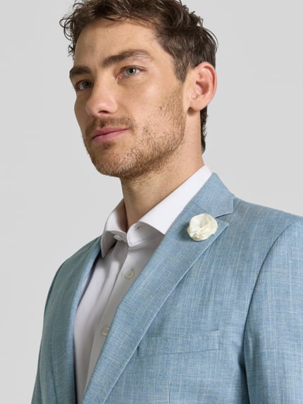 Męski model nosi Regular Fit Sakko mit Schurwoll-Anteil Modell 'Paco' od CG - Club of Gents, jasnoniebieski, florystyczny detal, tekstura bawełniana, krój regular fit, szerokość w rozmiarze 50: 48 cm, długość pleców 73 cm, szerokość ramion 42 cm, długość rękawa 63 cm, zbliżenie na górną część tułowia