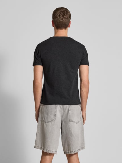 Männermodel trägt T-Shirt mit Logo-Stitching von Polo Ralph Lauren aus reiner Baumwolle, gerade Passform, Rückenlänge 70 cm, Ganzkörperansicht Rückansicht.