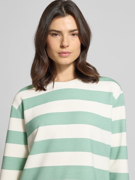 Vrouwenmodel draagt Sweatshirt mit Rundhalsausschnitt van Christian Berg Woman in groen-witte strepen, relaxed fit, allover-look, close-up bovenlichaam