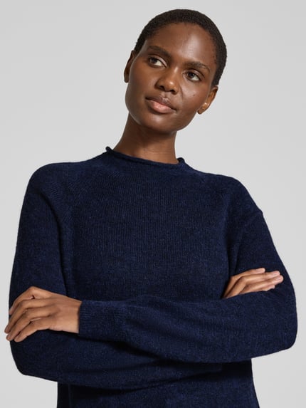 Frauenmodel trägt Regular Fit Pullover aus Alpaka-Woll-Mix Modell 'Fesperanasy' von BOSS Orange in Dunkelblau, Feinstrick, Nahaufnahme Oberkörper.
