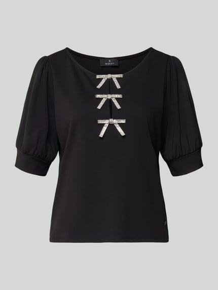 Vrouwenmodel draagt Sweatshirt met Puffärmeln und Schleifen-Applikationen van monari, zwart, viscose-mix, regular fit, ronde hals, half mouw, vooraanzicht busteshot.