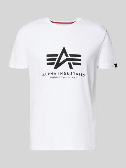 Produktfoto, Herren T-Shirt aus Reine Baumwolle mit Label-Detail Modell 'Basic' von Alpha Industries in Weiß mit schwarzem Print, Gerader-Schnitt, Rundhalsausschnitt, Rückenlänge bei Größe M: 67 cm.