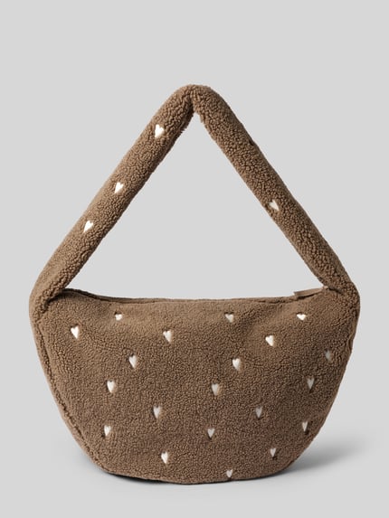 Produktfoto, Cross Body Bag mit Label-Patch von Studio Noos aus braunem Teddyfell, weiße Herzchen, Reißverschluss, Schultergurt, neutraler Hintergrund.