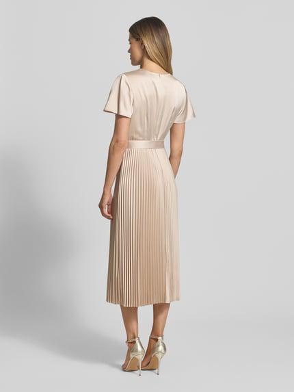 Frauenmodel trägt Midikleid mit Plisseefalten und V-Ausschnitt von comma in Beige, Material-Mix mit Stretch, tailliert, Rückansicht Ganzkörperansicht.