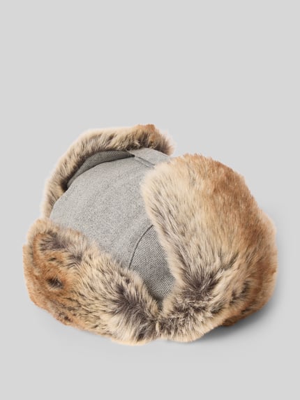 Produktfoto, Mütze mit Ohrenklappen Modell 'KAMIKAZE' von BARTS, unifarbenes Design, Label-Detail, verstellbare Schnalle, Kunstfell, Strukturtextur