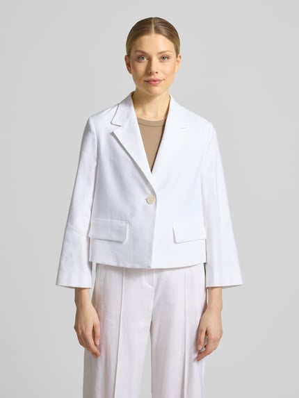 Vrouwenmodel draagt Blazer aus Leinen-Mix mit Reverskragen van Windsor in wit met regular fit, klepzakken, knoopsluiting, trompetmouwen, linnenmix, ruglengte 52 cm, borstwijdte 45 cm, mouwlengte 54 cm, Ganzkörperansicht van voren.