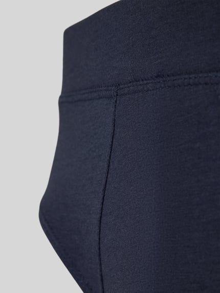 Produktfoto, Slip im 3er-Pack von Christian Berg Men aus dunkelblauem Baumwoll-Modal-Elasthan-Mix mit elastischem Bund und glatter Textur.