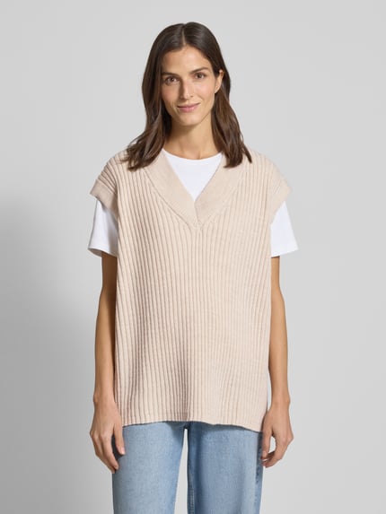 Vrouwenmodel draagt Loose Fit spencer met wol-aandeel model 'NOLA' van VILLA SOPHIE, effen ribtricot, V-hals, vooraanzicht bovenlichaam.