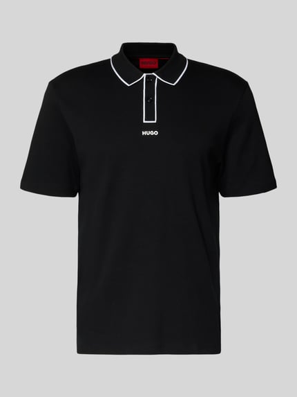 Produktfoto, Regular Fit Poloshirt aus reiner Baumwolle Modell 'DALUMO' von HUGO, jednolity czarny kolor, biały napis z logo, tekstura bawełny, kołnierzyk polo, krótki rękaw, zapięcie na dwa guziki
