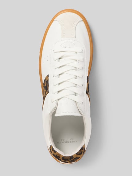 Produktfoto, Sneaker aus Leder mit Schnürung Modell 'CPH98' von Copenhagen, dames sneaker van echt leer met afgeronde punt, vetersluiting, hakhoogte 2 cm, schachthoogte 7 cm, schachtbreedte 8 cm, witte kleur met bruine luipaardprint en lichtbruine zool, glad oppervlak, detailopname van bovenaf.