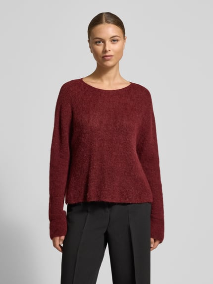Vrouwenmodel draagt bordeauxrode Strickpullover mit Rundhalsausschnitt Modell 'IMENY' van Drykorn, pure katoen, regular fit, voorkant bovenlichaam.
