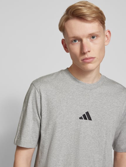 adidas Sportswear T-Shirt mit Label-Stitching Hellgrau 3
