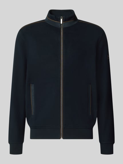 Produktfoto, Sweatjacke mit Label-Details von bugatti aus Baumwollmischung in Dunkelblau, gerader Schnitt, Stehkragen, elastische Abschlüsse, seitliche Taschen, Produkt Kontext: Rückenlänge 69 cm, Ärmellänge 67 cm.