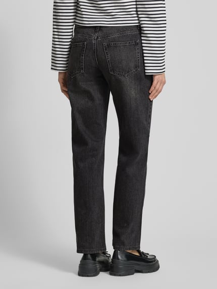 Frauenmodel trägt Wide Leg Jeans im 5-Pocket-Design Modell 'EMBER' von Topshop aus Reine Baumwolle in Schwarz, Wide-Fit, Ganzkörperansicht Rückansicht.