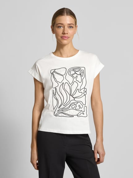 Frauenmodel trägt T-Shirt mit Stitching und Rundhalsausschnitt von Christian Berg Woman aus Reine Baumwolle, Regular-Fit, Ärmel mit Aufschlag, Rückenlänge bei Größe S 56 cm, weiße Grundfarbe mit schwarzer Kontur, schlichte Struktur, Ganzkörperansicht von vorne.