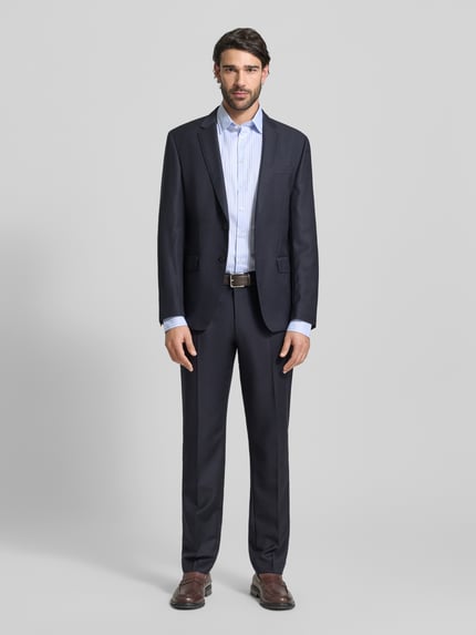 Männermodel trägt Slim Fit Business-Hemd mit Kentkragen von Jake*s, elastischer Material-Mix, Langärmelig, Ganzkörperansicht von vorne.