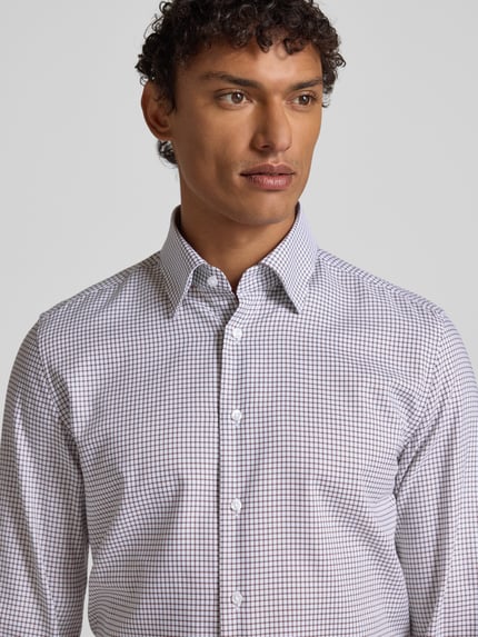 Männermodel trägt Slim Fit Business Hemd aus Baumwolle mit Button-Down-Kragen von SEIDENSTICKER, kariert, Nahaufnahme Oberkörper. Rückenlänge 78 cm, Schulterbreite 42 cm, Ärmellänge 65 cm, Knopfleiste, Größe 40.