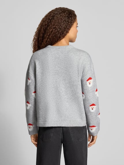 Frauenmodel trägt Pullover mit Santa Schriftzug von ONLY, mehrfarbig, Strickoptik, Motiv-Print, Ganzkörperansicht Rückansicht.