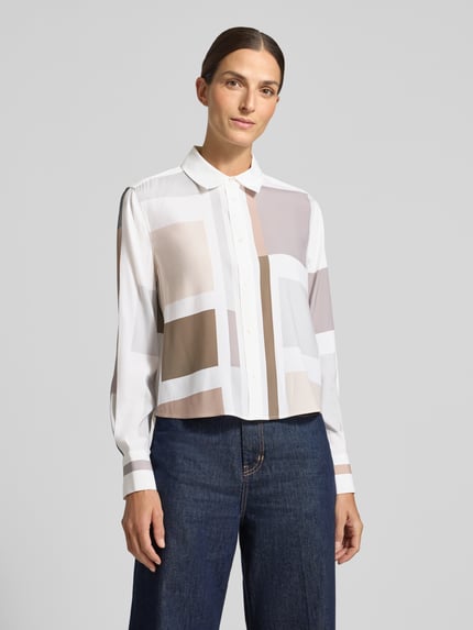 Männermodel trägt Regular Fit Hemdbluse aus Seiden-Mix von HERZENS, elastischer Seiden-Mix, Hemdblusenkragen, durchgängige Knopfleiste, langärmeliges Design, tyra szarości, beżu i brązu, prostokątne wzory, Ganzkörperansicht von vorne