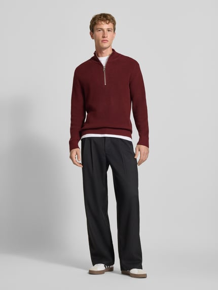 Männermodel trägt Pullover mit Reißverschlusskragen von MOP DENIM in Burgunder, strukturierte Strickoptik, Regular Fit, Ganzkörperansicht von vorne